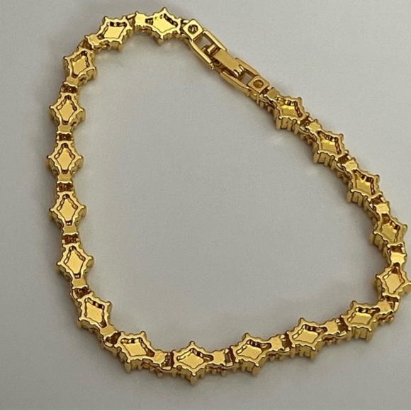 New Iced Diamond Thorn Gold Rhinestone Bracelet
Unisex - Picture 2 of 3